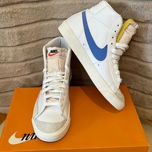 W Blazer Mid ‘77, White/Royal Pulse, Women’s Size 8, Men’s Size 6.5